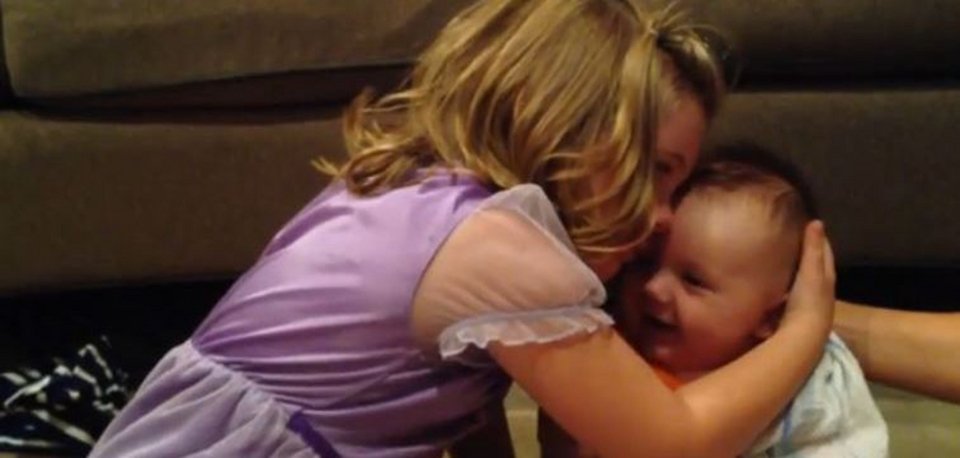 Το πιο σπαρακτικό βίντεο του 2014: Η μικρή που κλαίει γιατί ο αδελφός της θα μεγαλώσει και θα πεθάνει [βίντεο] | iefimerida.gr 0