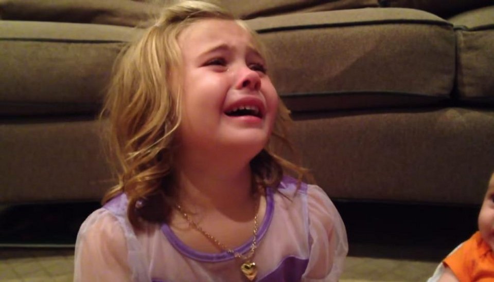 Το πιο σπαρακτικό βίντεο του 2014: Η μικρή που κλαίει γιατί ο αδελφός της θα μεγαλώσει και θα πεθάνει [βίντεο] | iefimerida.gr 1