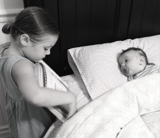 Το πιο σπαρακτικό βίντεο του 2014: Η μικρή που κλαίει γιατί ο αδελφός της θα μεγαλώσει και θα πεθάνει [βίντεο] | iefimerida.gr 2