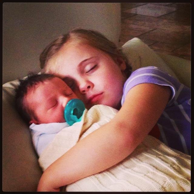 Το πιο σπαρακτικό βίντεο του 2014: Η μικρή που κλαίει γιατί ο αδελφός της θα μεγαλώσει και θα πεθάνει [βίντεο] | iefimerida.gr 3