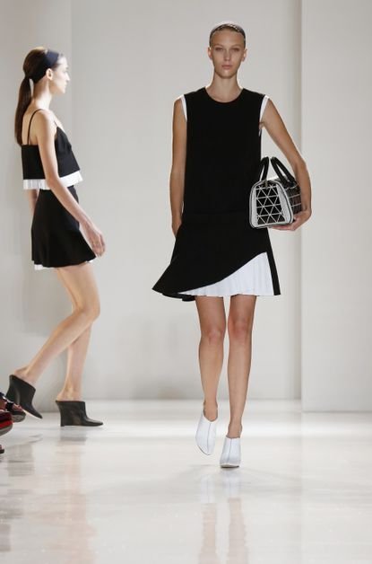 Αχαρα και άχρωμα ρούχα παρουσίασε στην κολεξιόν της στη Νέα Υόρκη η Βικτόρια Μπέκαμ [εικόνες] | iefimerida.gr 0