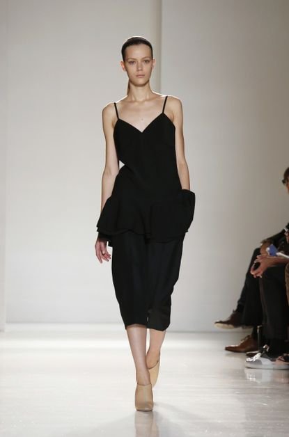 Αχαρα και άχρωμα ρούχα παρουσίασε στην κολεξιόν της στη Νέα Υόρκη η Βικτόρια Μπέκαμ [εικόνες] | iefimerida.gr 1