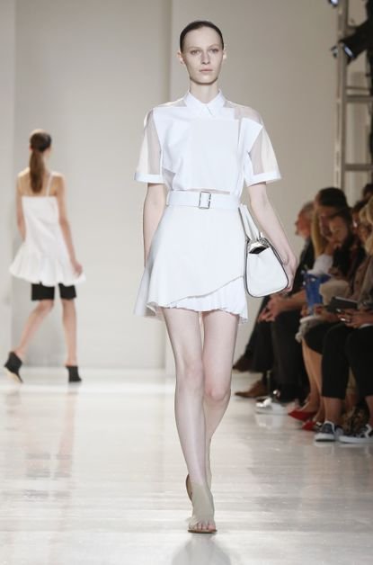 Αχαρα και άχρωμα ρούχα παρουσίασε στην κολεξιόν της στη Νέα Υόρκη η Βικτόρια Μπέκαμ [εικόνες] | iefimerida.gr 2