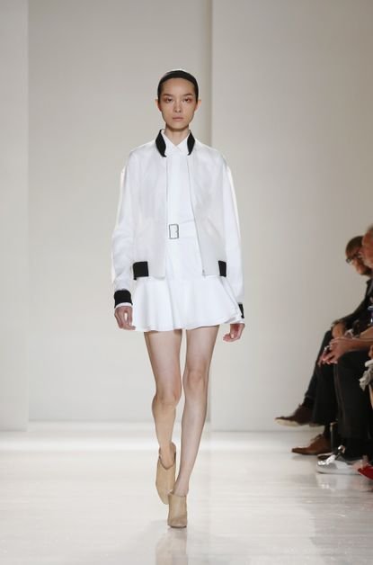 Αχαρα και άχρωμα ρούχα παρουσίασε στην κολεξιόν της στη Νέα Υόρκη η Βικτόρια Μπέκαμ [εικόνες] | iefimerida.gr 3