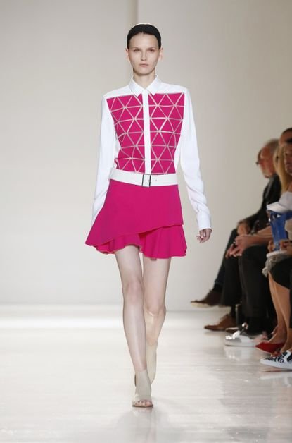 Αχαρα και άχρωμα ρούχα παρουσίασε στην κολεξιόν της στη Νέα Υόρκη η Βικτόρια Μπέκαμ [εικόνες] | iefimerida.gr 4