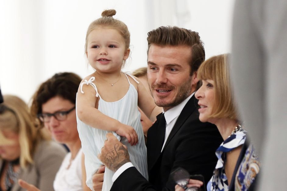 Αχαρα και άχρωμα ρούχα παρουσίασε στην κολεξιόν της στη Νέα Υόρκη η Βικτόρια Μπέκαμ [εικόνες] | iefimerida.gr 5