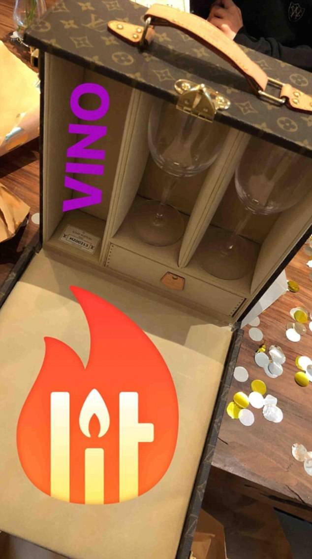 Μια Louis Vuitton θήκη των 5.600 ευρώ -Αυτό ήταν το δώρο της Χάρπερ Μπέκαμ στον μπαμπά της [εικόνες] | iefimerida.gr 0