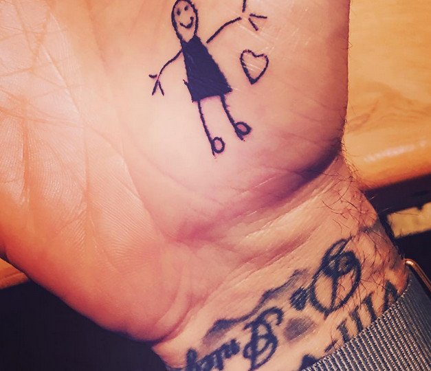 Η Βικτόρια Μπέκαμ έκανε τις ζωγραφιές της κόρης της... μπλουζάκια [εικόνες] | iefimerida.gr 1