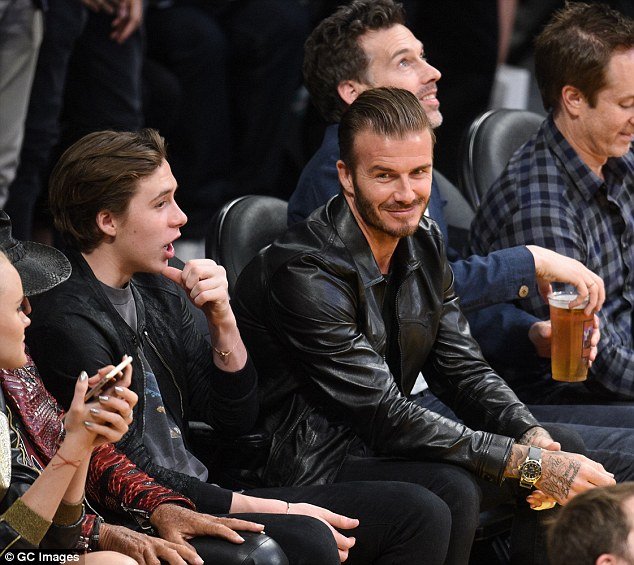 Οταν ο φακός συλλαμβάνει τον Μπέκαμ και τον γιο του να καταβροχθίζουν τσιπς [εικόνες] | iefimerida.gr 1