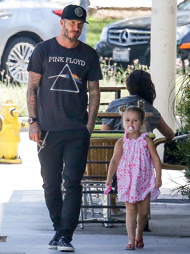 Οταν ο Μπέκαμ γίνεται παιδί -Κυνηγητό σε πάρκινγκ με το γιο και την κόρη του [εικόνες] | iefimerida.gr 1