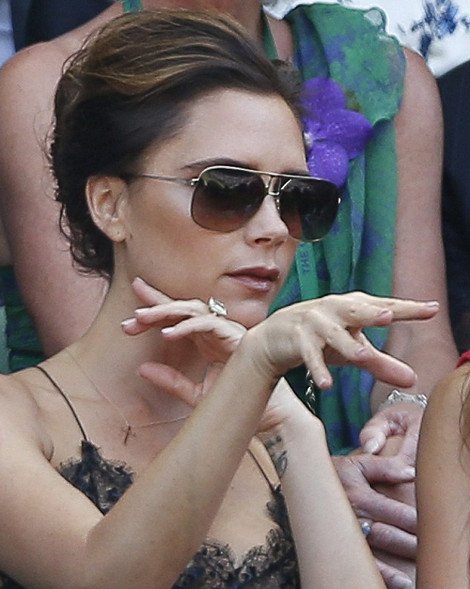 Με ντεκολτέ που κολάζει στον τελικό του Γουίμπλετον η Βικτόρια Μπέκαμ [εικόνες] | iefimerida.gr 0