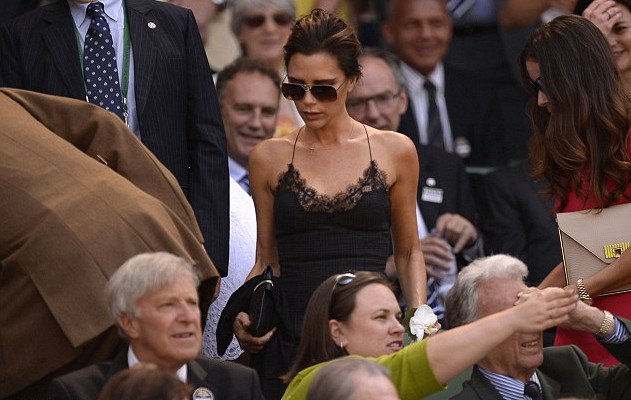 Με ντεκολτέ που κολάζει στον τελικό του Γουίμπλετον η Βικτόρια Μπέκαμ [εικόνες] | iefimerida.gr 1