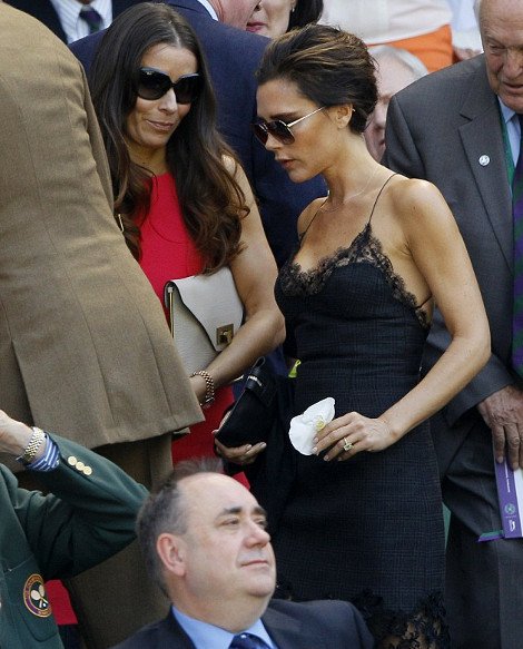 Με ντεκολτέ που κολάζει στον τελικό του Γουίμπλετον η Βικτόρια Μπέκαμ [εικόνες] | iefimerida.gr 2