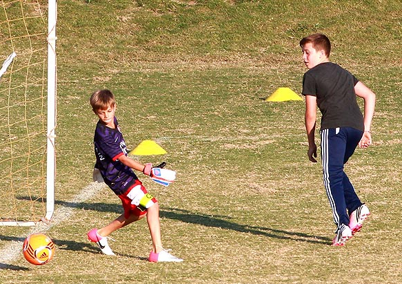 Κάντο όπως ο Μπέκαμ: Ο γιος του Ρομπ Στιούαρτ μαθαίνει από τον «ειδικό» [εικόνες] | iefimerida.gr 0