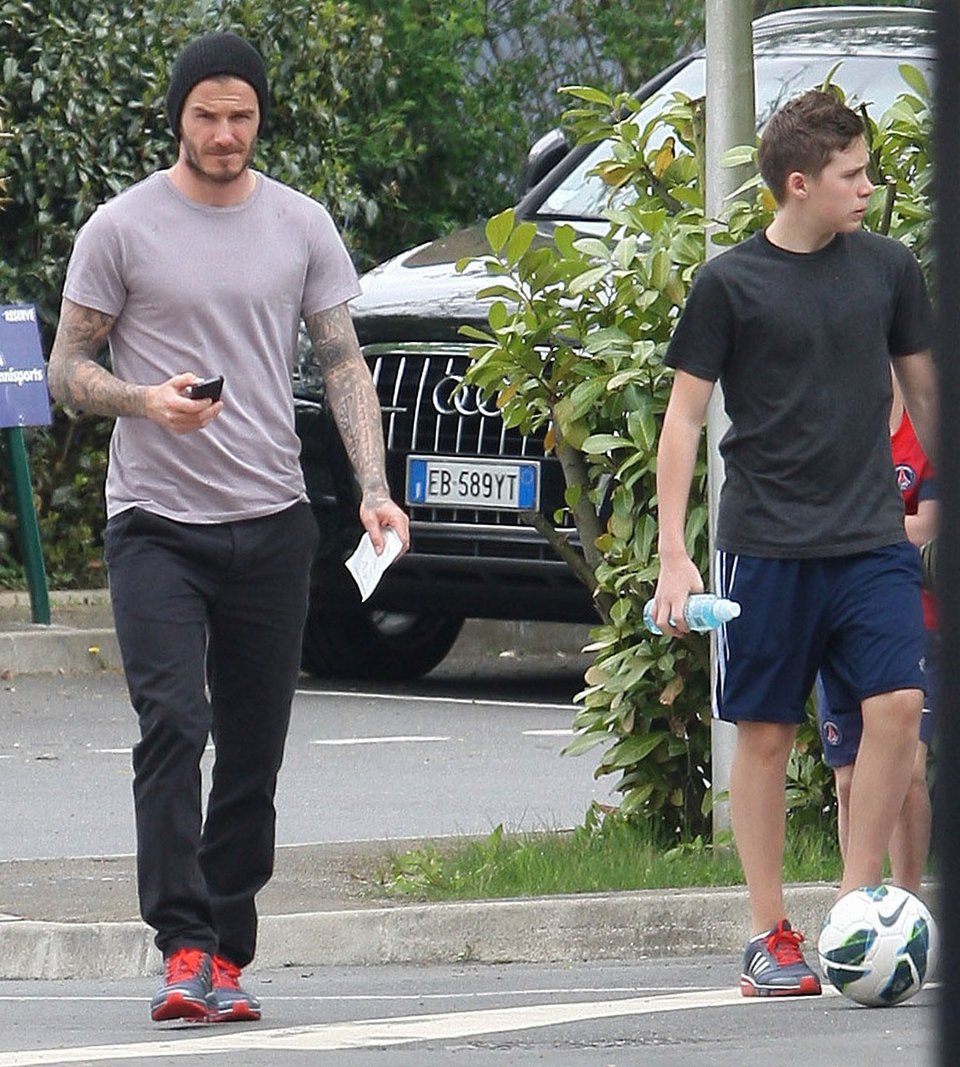 O γιός του Μπέκαμ έπιασε δουλειά σε καφετέρια [εικόνες] | iefimerida.gr 0