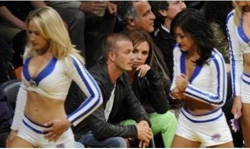 Ο Μπέκαμ «καρφώνεται» στα οπίσθια όμορφων κοριτσιών και η Βικτόρια πάει να του βγάλει τα μάτια [εικόνες] | iefimerida.gr 1