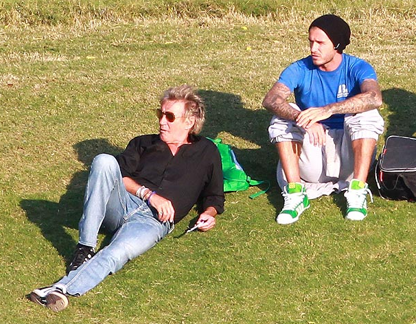 Κάντο όπως ο Μπέκαμ: Ο γιος του Ρομπ Στιούαρτ μαθαίνει από τον «ειδικό» [εικόνες] | iefimerida.gr 1