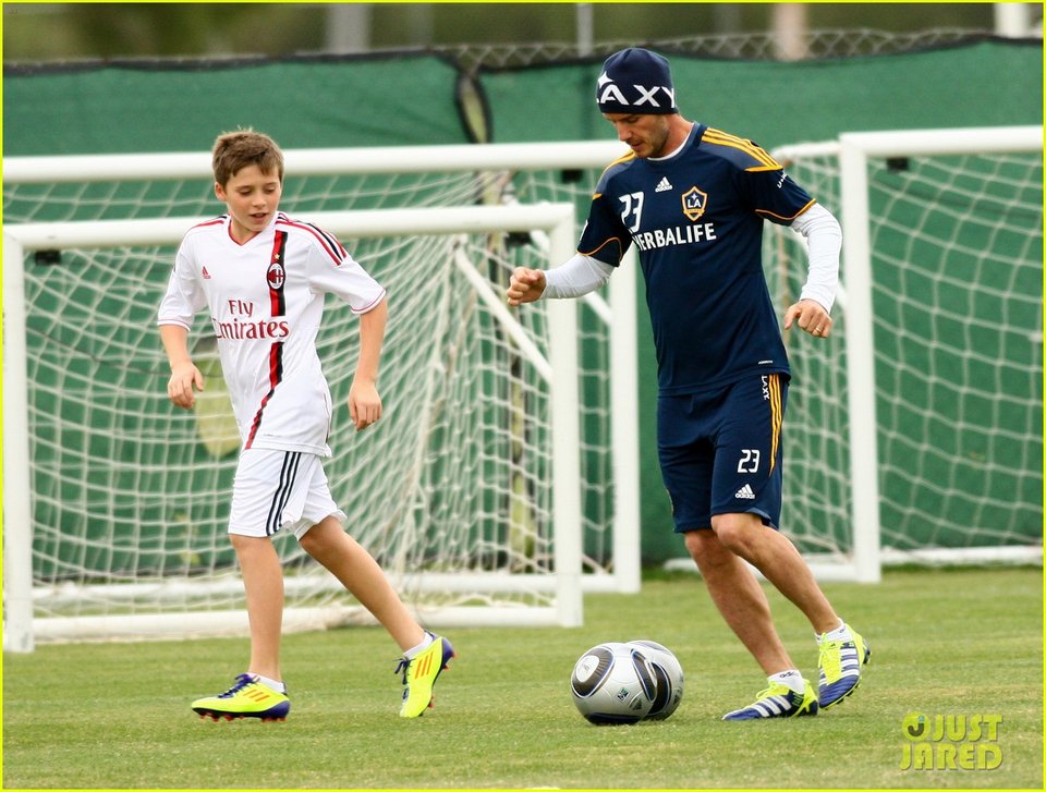 O γιός του Μπέκαμ έπιασε δουλειά σε καφετέρια [εικόνες] | iefimerida.gr 3