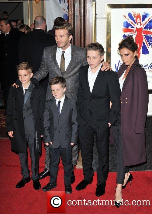 O γιός του Μπέκαμ έπιασε δουλειά σε καφετέρια [εικόνες] | iefimerida.gr 5