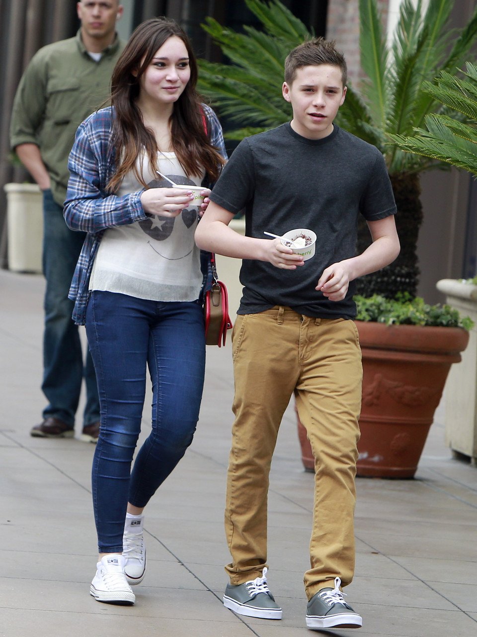 O γιός του Μπέκαμ έπιασε δουλειά σε καφετέρια [εικόνες] | iefimerida.gr 6