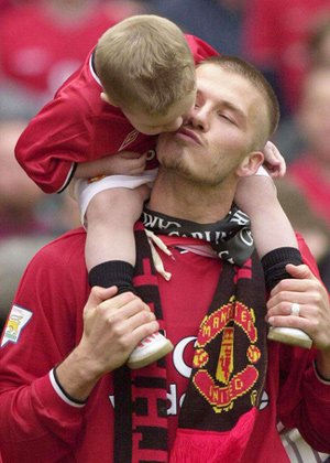 O γιός του Μπέκαμ έπιασε δουλειά σε καφετέρια [εικόνες] | iefimerida.gr 7