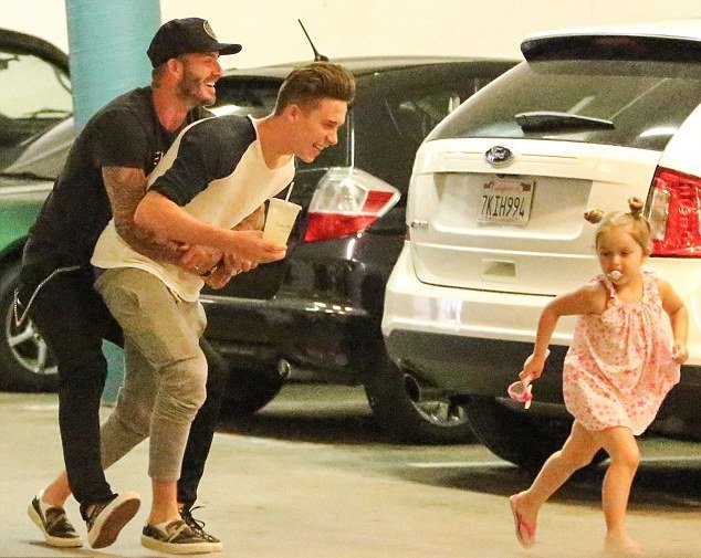 Οταν ο Μπέκαμ γίνεται παιδί -Κυνηγητό σε πάρκινγκ με το γιο και την κόρη του [εικόνες] | iefimerida.gr 5