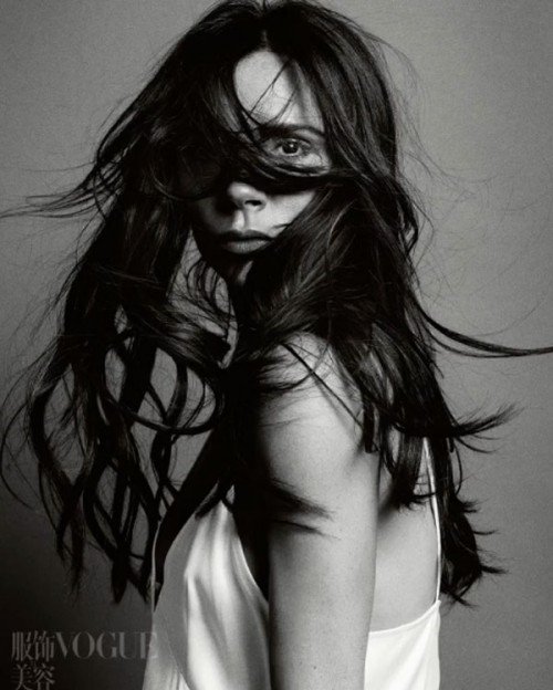 Εκαναν τόσο photoshop στην Βικτόρια Μπέκαμ που της... έκοψαν το δάχτυλο! [εικόνες] | iefimerida.gr 3