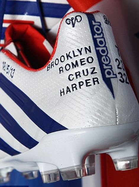 Στα.. παπούτσια του έχει γραμμένη την οικογένειά του ο Ντέιβιντ Μπέκαμ [εικόνες] | iefimerida.gr 2