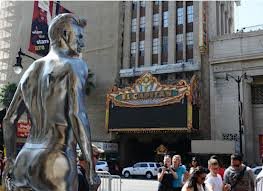 Έκαναν άγαλμα τον Μπέκαμ με εσώρουχα! [εικόνες] | iefimerida.gr 1