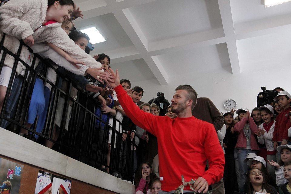 Ο σούπερ σταρ Ντειβιντ Μπέκαμ, επισκέφθηκε το Πειραματικό Σχολείο Αθηνών | iefimerida.gr 2