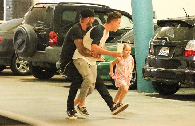 Οταν ο Μπέκαμ γίνεται παιδί -Κυνηγητό σε πάρκινγκ με το γιο και την κόρη του [εικόνες] | iefimerida.gr 0