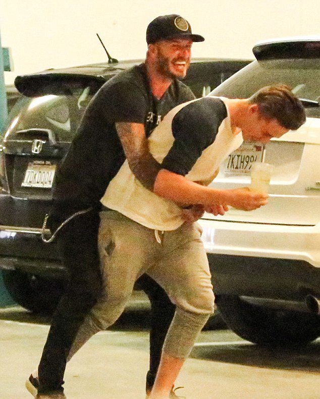 Οταν ο Μπέκαμ γίνεται παιδί -Κυνηγητό σε πάρκινγκ με το γιο και την κόρη του [εικόνες] | iefimerida.gr 2