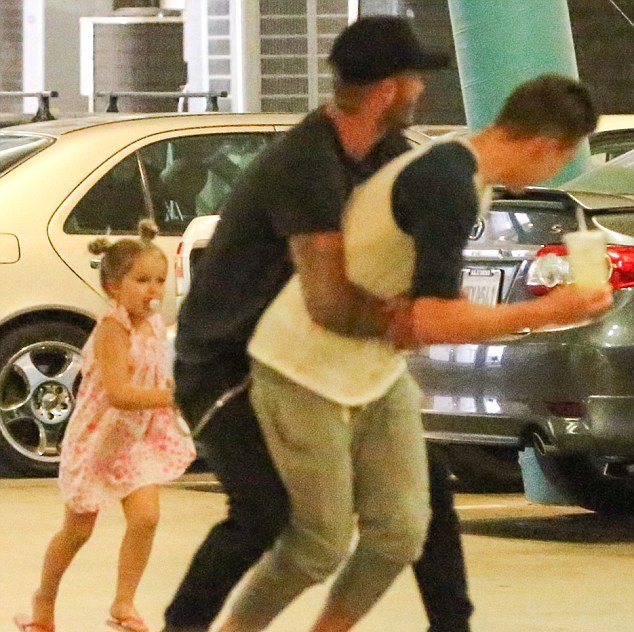 Οταν ο Μπέκαμ γίνεται παιδί -Κυνηγητό σε πάρκινγκ με το γιο και την κόρη του [εικόνες] | iefimerida.gr 3