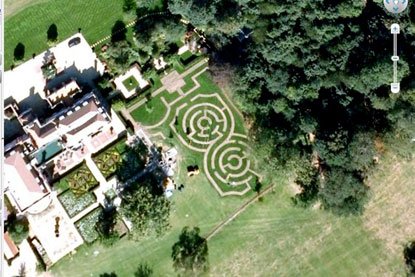 Η Κιμ Καρντάσιαν θέλει να αγοράσει την έπαυλη των Μπέκαμ [εικόνες]  | iefimerida.gr 1