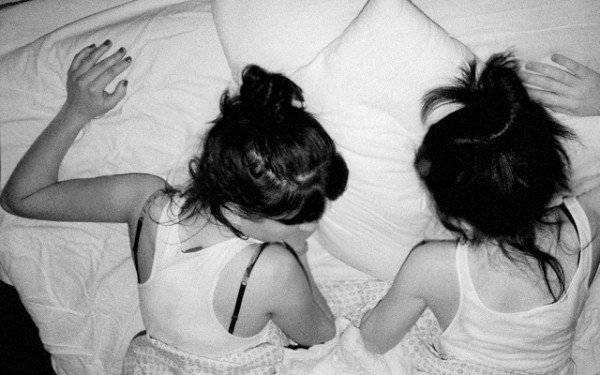 Φωτογραφίζει όσους κοιμήθηκαν στο κρεβάτι της  -Bed stories [εικόνες] | iefimerida.gr 12