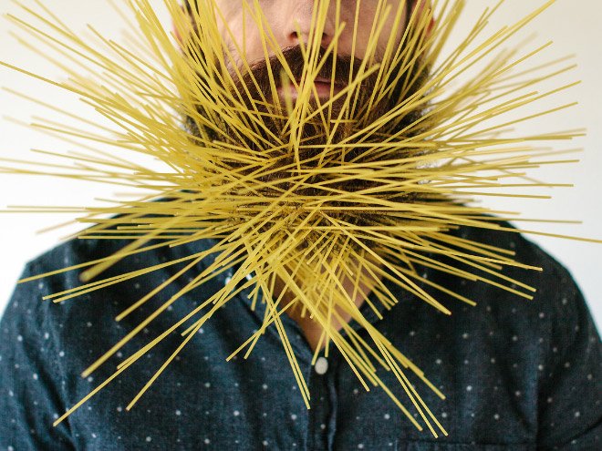 Χίπστερ-μάνια: Μανιώδης γενειοφόρος «εγκλωβίζει» στο μούσι του αντικείμενα όπως ξυραφάκια, μακαρόνια και οδοντογλυφίδες [εικόνες] | iefimerida.gr 0