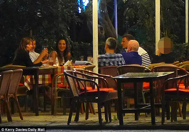 Βρετανοί αστυνομικοί πήγαν στην Κω να ψάξουν για τον «μικρό Μπεν» και το έριξαν στις μπύρες [εικόνες] | iefimerida.gr 3