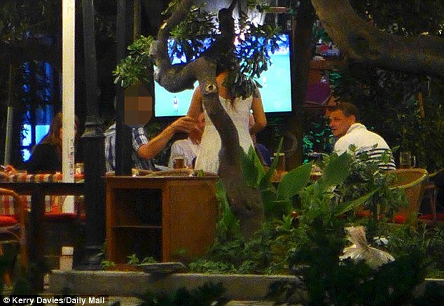 Βρετανοί αστυνομικοί πήγαν στην Κω να ψάξουν για τον «μικρό Μπεν» και το έριξαν στις μπύρες [εικόνες] | iefimerida.gr 2