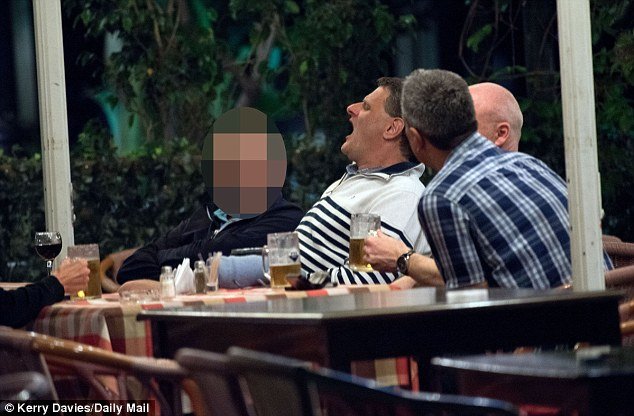 Βρετανοί αστυνομικοί πήγαν στην Κω να ψάξουν για τον «μικρό Μπεν» και το έριξαν στις μπύρες [εικόνες] | iefimerida.gr 1