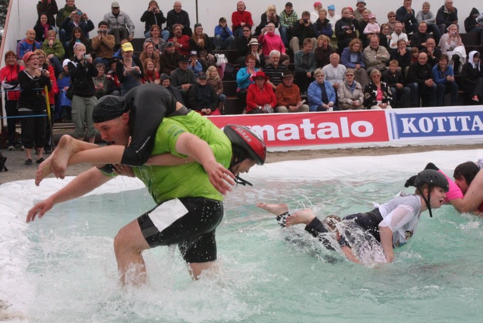 Τα πιο παράξενα έθιμα του κόσμου -Χορός με νεκρούς και απόδειξη ανδρισμού με πόνο [εικόνες] | iefimerida.gr 2