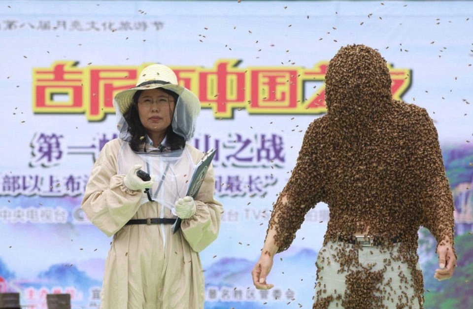 Κινέζος έμεινε καλυμμένος με 60 κιλά μέλισσες για 53 λεπτά -Το περίεργο παγκόσμιο ρεκόρ [εικόνες] | iefimerida.gr 4