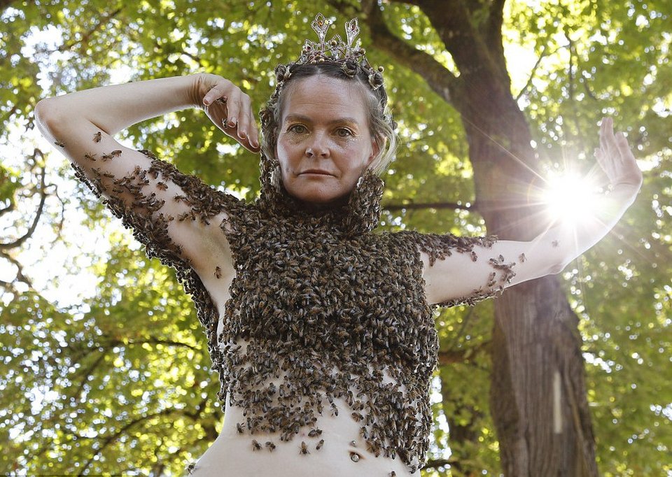 Η πιο ανατριχιαστική «μπλούζα» -Βάζει 12.000 μέλισσες πάνω στο γυμνό κορμί της και χορεύει [εικόνες & βίντεο] | iefimerida.gr 1