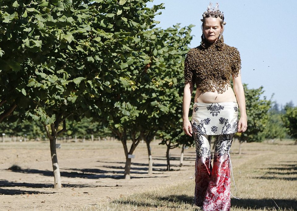 Η πιο ανατριχιαστική «μπλούζα» -Βάζει 12.000 μέλισσες πάνω στο γυμνό κορμί της και χορεύει [εικόνες & βίντεο] | iefimerida.gr 2