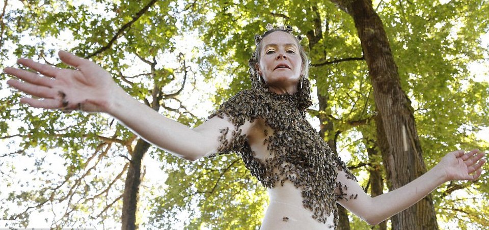 Η πιο ανατριχιαστική «μπλούζα» -Βάζει 12.000 μέλισσες πάνω στο γυμνό κορμί της και χορεύει [εικόνες & βίντεο] | iefimerida.gr 7