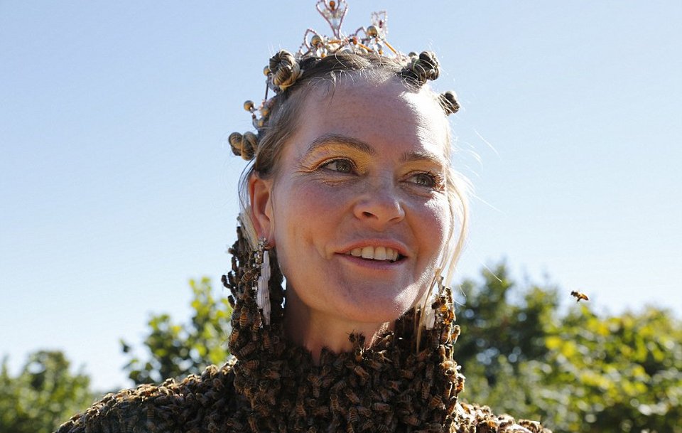 Η πιο ανατριχιαστική «μπλούζα» -Βάζει 12.000 μέλισσες πάνω στο γυμνό κορμί της και χορεύει [εικόνες & βίντεο] | iefimerida.gr 8