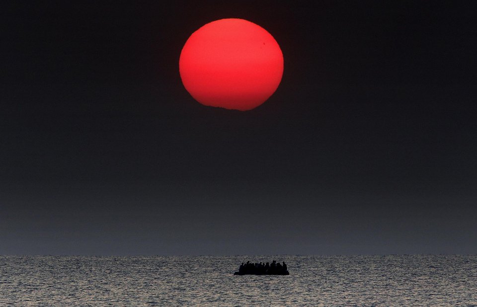 Τα πάθη του Ιησού συναντούν το προσφυγικό δράμα μέσα από το φακό του Γιάννη Μπεχράκη | iefimerida.gr 1