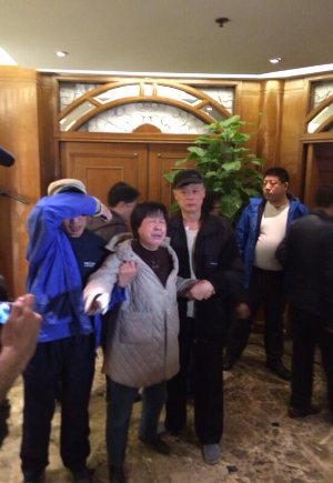 Δημοσιογράφος του BBC περιγράφει λεπτό προς λεπτό τις δραματικές αντιδράσεις συγγενών μετά την ανακοίνωση για το Boeing [εικόνες] | iefimerida.gr 2