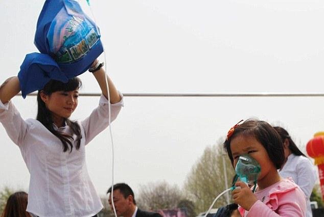 Στα όρια της ασφυξίας η Κίνα -Εφτιαξαν σταθμούς με καθαρό αέρα στους δρόμους [εικόνες] | iefimerida.gr 1