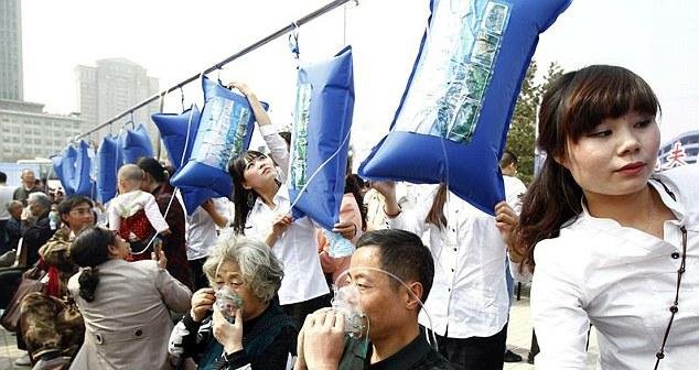 Στα όρια της ασφυξίας η Κίνα -Εφτιαξαν σταθμούς με καθαρό αέρα στους δρόμους [εικόνες] | iefimerida.gr 2