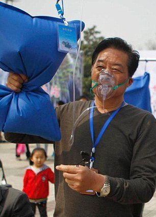 Στα όρια της ασφυξίας η Κίνα -Εφτιαξαν σταθμούς με καθαρό αέρα στους δρόμους [εικόνες] | iefimerida.gr 4
